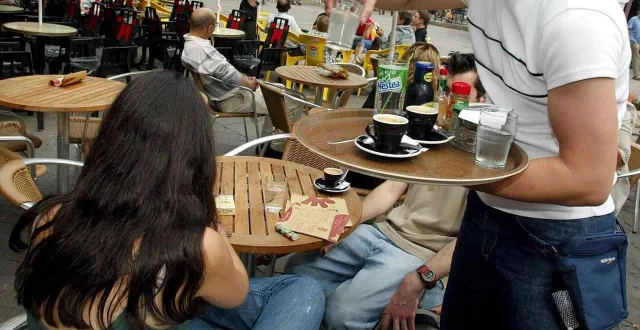 photo  ceux qui cherchent un petit boulot pour cet été peuvent se rendre au rendez-vous organisé par le réseau info jeunes.  &copy;  archives ouest-france 