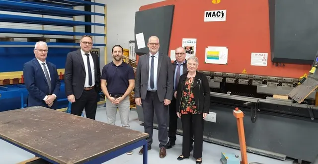 photo  tristan brossard (au centre) entouré par les élus et le maire de longué-jumelles.  &copy;  co 