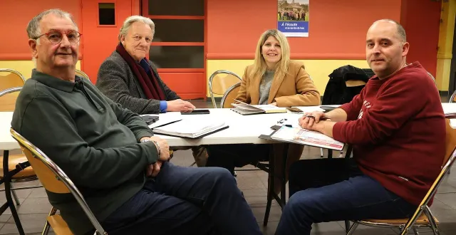 photo  la tête de liste didier peltier (à droite), entouré par trois de ses colistiers : alain étourmy, gilles rousselet et audrey chaignon.  &copy;  ouest-france 