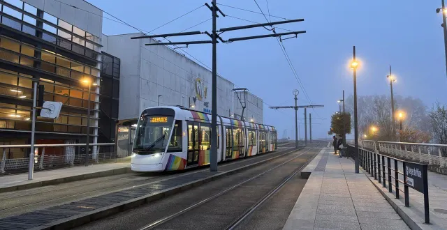 photo  ce mardi 10 mars, un épais brouillard recouvre le maine-et-loire, y compris en ville, comme ici à angers.  &copy;  ouest-france 