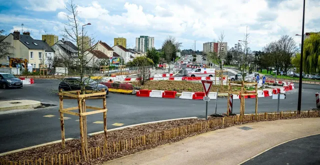 photo  le rond-point des quatre pentes sera fermé la nuit les trois prochaines semaines, du lundi au vendredi.  &copy;  photo le maine libre - yvon loué 