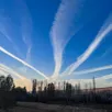 photo  des cirrus formés par les contrails dans le ciel de van, en turquie, le 10 novembre 2024. 
