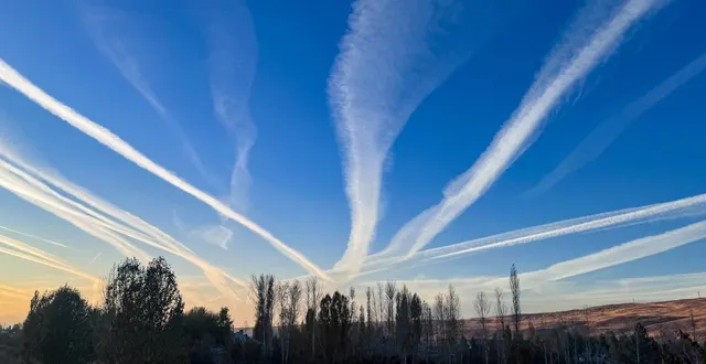 photo  des cirrus formés par les contrails dans le ciel de van, en turquie, le 10 novembre 2024.  &copy;  afp 