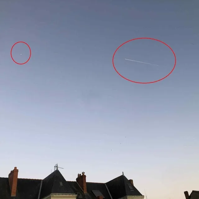 photo deux avions dans le ciel d’angers. l’un produisant des traînées blanches et l’autre non.  ©  dr