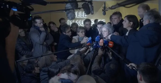 photo  gaëlle paty à la sortie de la salle d'audience.  &copy;  © galaxie 