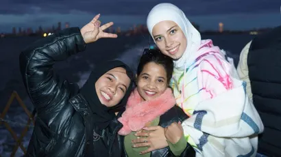 photo  de gauche à droite : dian safitri, laxmi chauhan et soumayraa hmouda, dont la vie est racontée dans le documentaire de rachel cisinski, « i am the future ». 