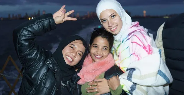 photo  de gauche à droite : dian safitri, laxmi chauhan et soumayraa hmouda, dont la vie est racontée dans le documentaire de rachel cisinski, « i am the future ».  &copy;  youth visions 