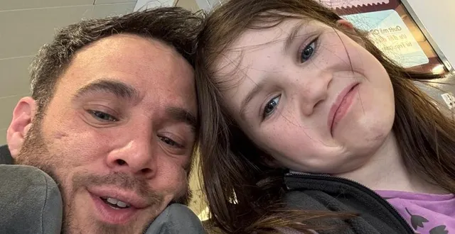 photo  le mayennais thibault lange et sa fille mila devaient rentrer du cambodge le 3 mars 2026. pour contourner la guerre, ils doivent faire un périple de plus de 63 heures.  &copy;  collection privée 