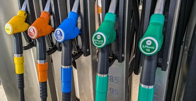photo  pompes à essence dans une station-service le 8 mars 2026.  &copy;  jean-marc barrere / hans lucas via afp 