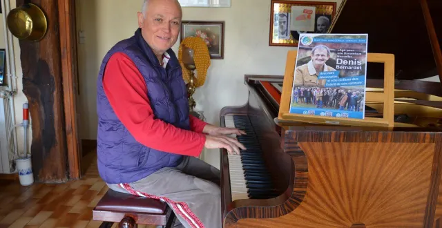 photo  vibraye, jeudi 5 mars 2026. richard cross, au piano, est installé dans la commune depuis six ans. il se lance dans la vie politique locale.  &copy;  le maine libre 
