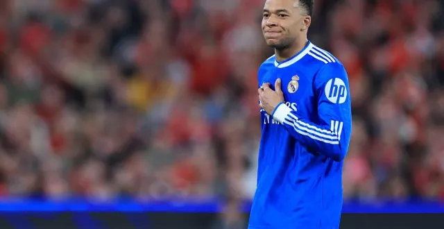 photo  blessé au genou, kylian mbappé était de retour à l’entraînement avec son préparateur physique ce lundi 9 mars.  &copy;  patricia de melo moreira / afp 