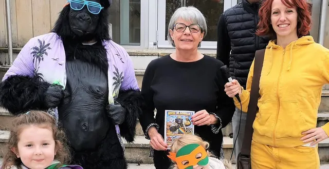 photo  m. gorille, candidat autoproclamé du monde à l’envers, a prévenu la maire eve sans, samedi matin : il a bien l’intention de s’installer à son poste en mairie…  &copy;  le maine libre 