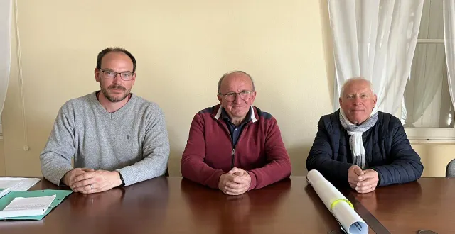 photo  régis bourneuf, au centre, entouré de deux de ses colistiers, vincent boulaigre et bernard vallée.  &copy;  le maine libre 