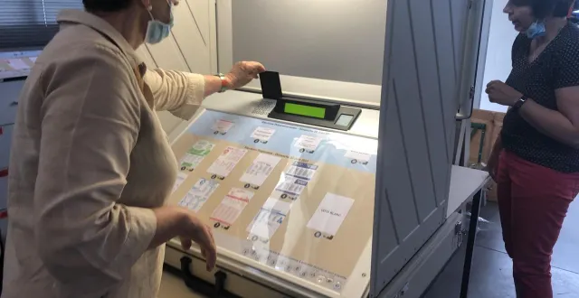 photo  une machine à voter lors des scrutins départementaux et régionaux de 2021 en vendée.  &copy;  archives ouest-france 