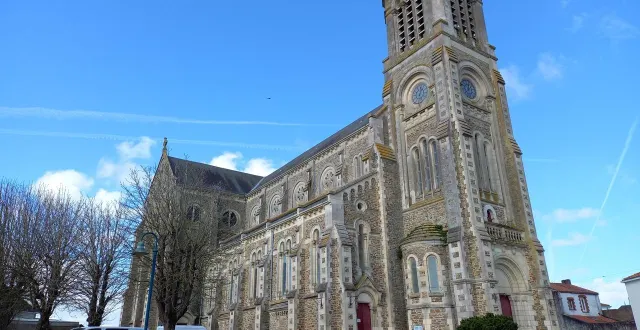 photo  à la garnache, l’église notre-dame de l’assomption possède un carillon qui sonne tous les quarts d’heure pour finir au sommet de l’heure sur une mélodie.  &copy;  ouest-france. 