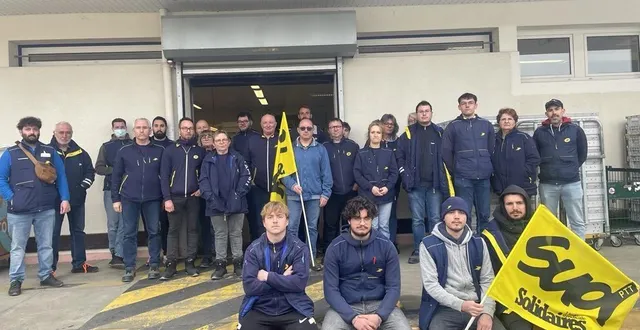 photo  les agents du centre postal de trélazé (maine-et-loire) ont cessé le travail, ce mardi 10 mars 2026.  &copy;  ouest-france 
