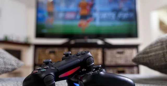 photo  manettes de jeu vidéo et la télévision allumée en arrière-plan.  &copy;  getty images/istockphoto 