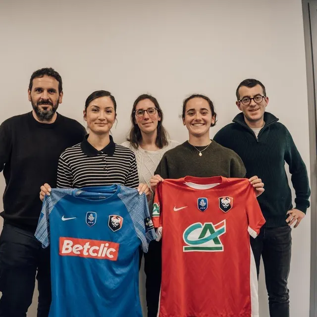 photo mathieu billeaud (foot normand), morgane huguen (ouest-france) et joris marin (sweet fm) ont reçu au micro de rouge et bleu eva lauret (maillot bleu) et inès brahmia-erhel (maillot rouge), lundi 9 mars 2026.  ©  anthonin cathrine - sm caen