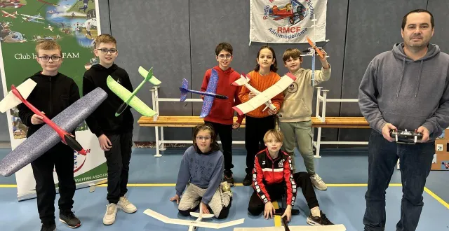 photo  l’aéromodélisme séduit les jeunes, comme ici lors d’un ticket sports organisé pendant les vacances. mais le club a besoin d’un local s’il veut en attirer plus.  &copy;  le maine libre 