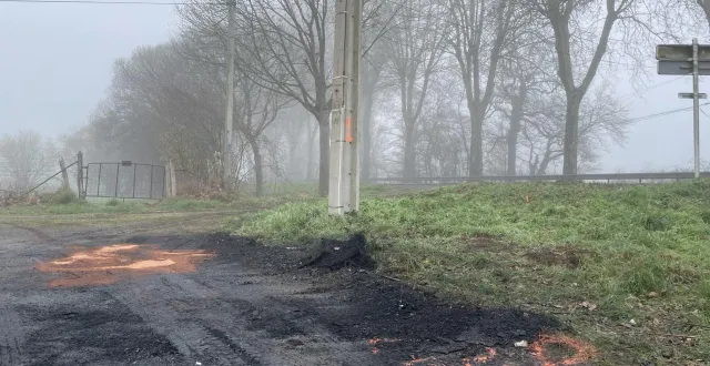 photo  la voiture a pris feu en contrebas de la d338, à hauteur du lieu-dit la mercerie, à laigné-saint-gervais (sarthe). elle était entièrement brûlée quand les pompiers sont arrivés indique un témoin.  &copy;  ouest-france 