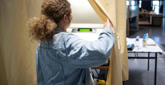 photo  un bureau de vote de la mairie de brest, où le vote électronique est pratiqué. photo d’illustration.  &copy;  guillaume saligot / archives ouest-france 