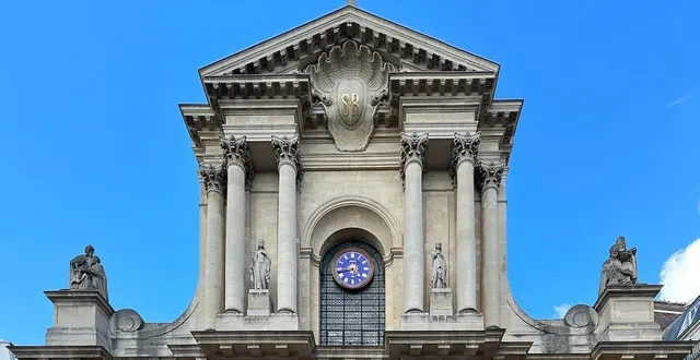 photo  une partie de la façade de l’église saint-roch dans le ier arrondissement de paris. des blocs de pierre se sont détachés de cette façade, lundi 9 mars 2026.  &copy;  chabe01, cc by-sa 4.0, via wikimedia commons 