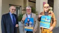 photo  de gauche à droite : michel marsé-guerra, membre du lions club alençon cité, philippe drillon, président du club et jacques lebouc, membre du club. 