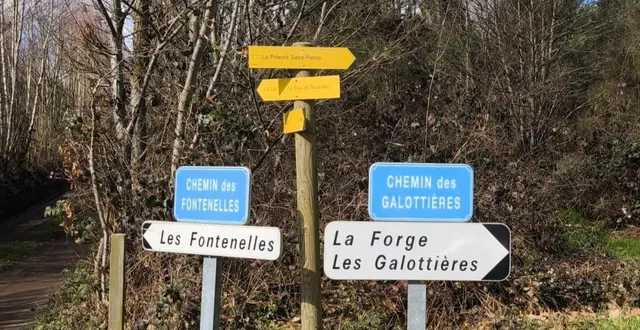 photo  les nouveaux panneaux de voies, bleus, se superposent aux panneaux des lieux-dits, blancs.  &copy;  ouest-france 