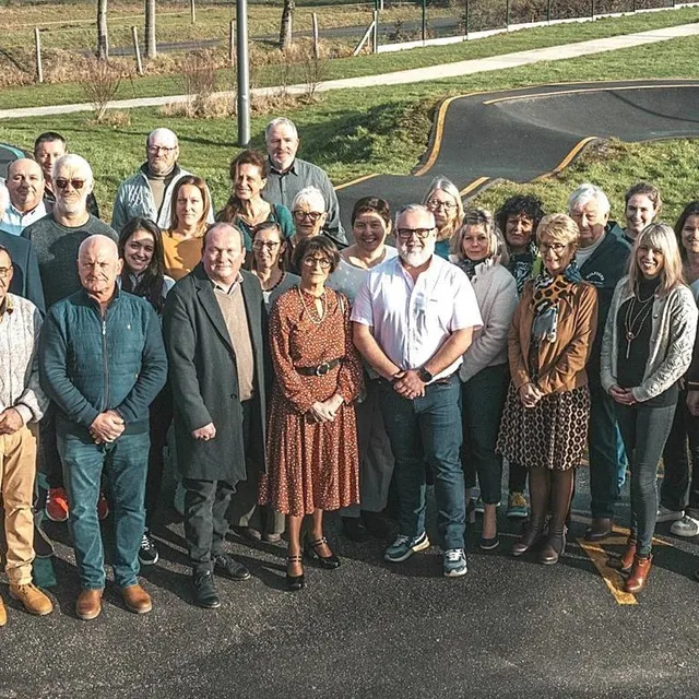 photo gilles petit, au premier rang, entouré de l’ensemble de ses colistiers.  ©  ouest-france