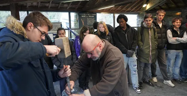 photo  des lycéens en visite au musée de l’ardoise de trélazé. dans l’environnement de ce qu’était le travail de l’ardoise au xixe et xxe siècles, les derniers témoins de cette industrie transmettent les gestes et la culture des ardoisiers et des mineurs.  &copy;  archives ouest-france 