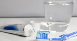 Info insolite  le locataire a dû s’acquitter de 400 € pour remplacer un verre à dents… à 5 €. 