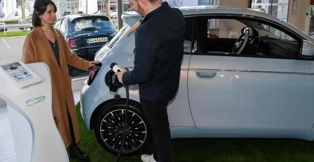 photo  renault mise sur l’électrique et l’hybride pour 2030  &copy;  laurent combet 