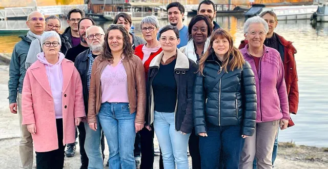 photo  céline l’huillier, troisième en partant de la gauche, au premier plan, mène la liste lutte ouvrière pour les élections municipales à angers.  &copy;  ouest-france 