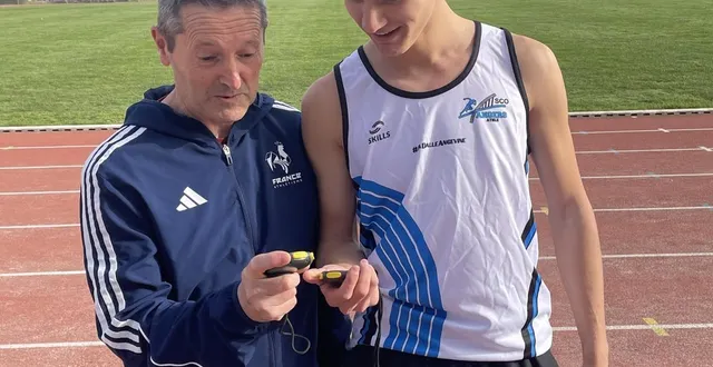 photo  jean-michel mareau et thibaut gromala. l’entraîneur et l’athlète constatent les chronos du jeune sprinter.  &copy;  ouest france 