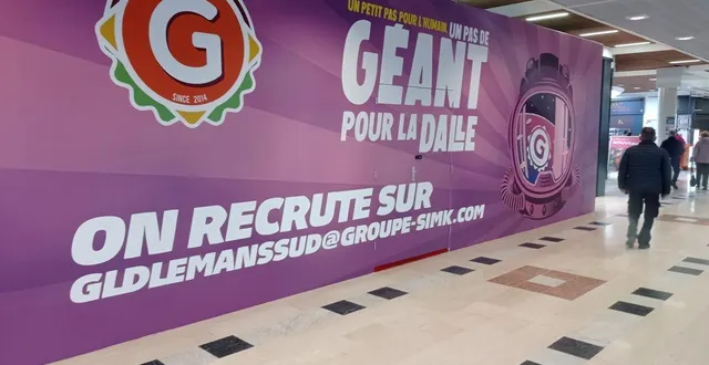 photo  ce panneau annonce qu’un recrutement se tiendra bientôt dans le fast-food g la dalle.  &copy;  ouest-france 