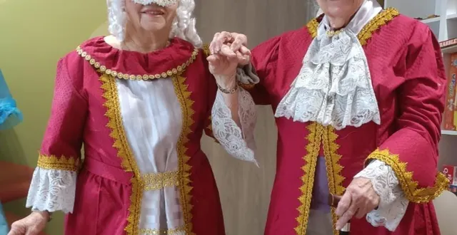 photo  pierrette et denise, costumées en carnavalières.  &copy;  ouest-france 