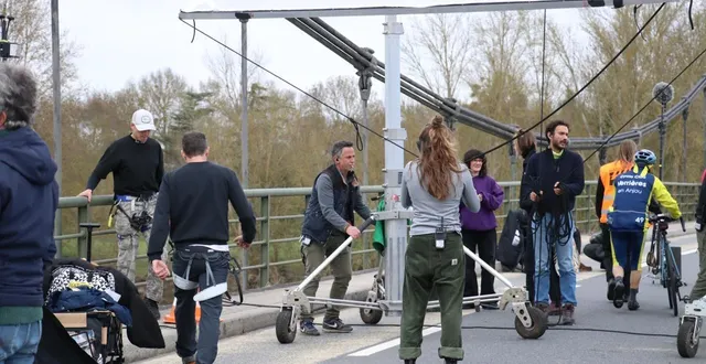 photo  les ponts reliant gennes aux rosiers-sur-loire étaient fermés ce mardi 10 mars 2026 en raison du tournage du deuxième long métrage d’antoine chevrollier.  &copy;  le courrier de l’ouest 