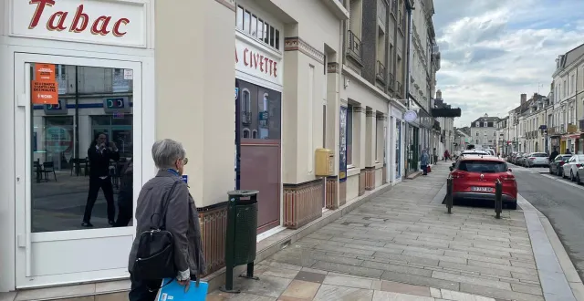 photo  une quinzaine de commerces du centre-ville de la flèche ont publié une pétition dans le maine libre ce samedi 7 mars 2026, en demandant aux trois candidats de se positionner sur dix engagements. ces derniers répondent.  &copy;  le maine libre - louis gohin 