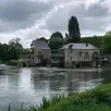 photo à rives-du-loir-en-anjou, le moulin de villevêque, rue du port, est posé depuis huit cents ans sur la rivière. le loir est un trait d’union au sein de la commune nouvelle.