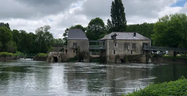 photo  à rives-du-loir-en-anjou, le moulin de villevêque, rue du port, est posé depuis huit cents ans sur la rivière. le loir est un trait d’union au sein de la commune nouvelle.  &copy;  co - emmanuel poupard 