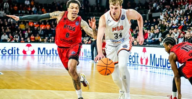 photo  l’américain jacob wiley, ici en défense sur le manceau david dileo lors du match aller, le 4 février 2026 à antarès, a depuis quitté le rytas vilnius.  &copy;  photo : le maine libre - yvon loué 