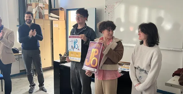 photo  antoine pelletier, président du club de développement sabolien, félicite les trois élèves lauréats : basil horellou, noah lemasle et flora gougeon.  &copy;  le maine libre 