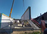 photo  assemblage d’un collectif de huit logements de la nantaise d’habitations, en loire-atlantique. les façades ont été fabriquées dans l’entreprise macoretz, puis livrées sur le site. c’est, notamment, ce type de constructions « hors site » que les organismes hlm de la région veulent commander à très grande échelle. 