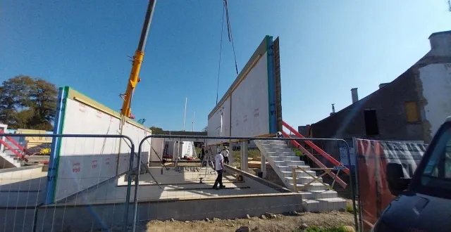 photo  assemblage d’un collectif de huit logements de la nantaise d’habitations, en loire-atlantique. les façades ont été fabriquées dans l’entreprise macoretz, puis livrées sur le site. c’est, notamment, ce type de constructions « hors site » que les organismes hlm de la région veulent commander à très grande échelle.  &copy;  macoretz scop 
