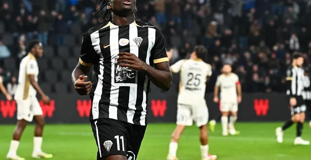photo  sidiki chérif sous le maillot d’angers sco avant son départ en turquie.  &copy;  franck dubray / ouest france 