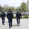 photo la police municipale est composée de plusieurs brigades, ici, la brigade de proximité va au contact des habitants et des commerçants.
