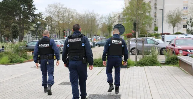 photo  la police municipale est composée de plusieurs brigades, ici, la brigade de proximité va au contact des habitants et des commerçants.  &copy;  ouest-france 