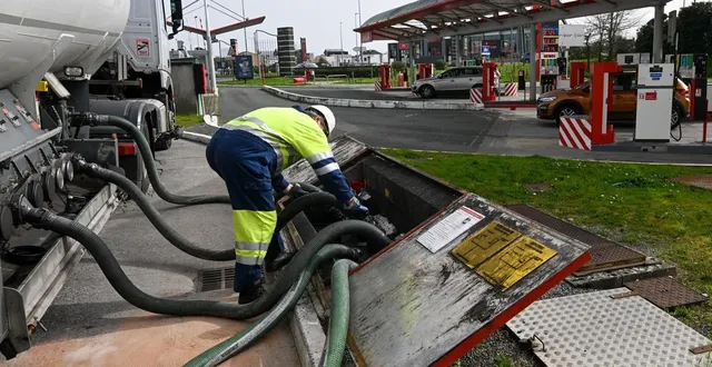 photo  les stations-service continuent de tourner à bon régime malgré la hausse des prix du carburant.  &copy;  archives co – laurent combet 
