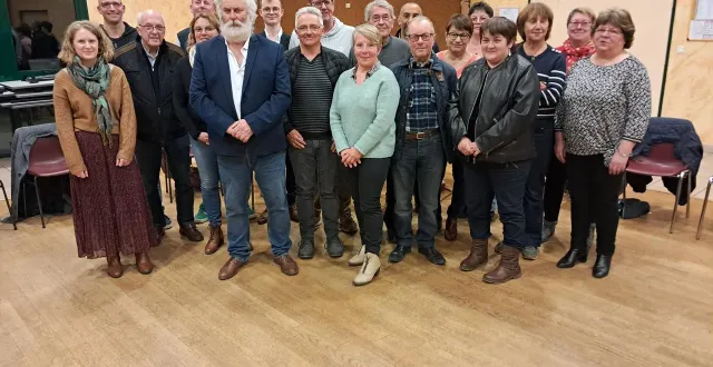 photo  la liste « tous unis pour villeneuve-en-perseigne », par andré trottet, maire sortant, (2e à gauche au premier rang).  &copy;  le maine libre 