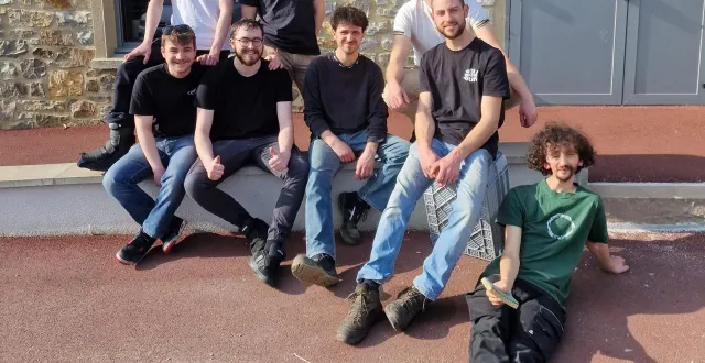 photo  des membres de l’association hole right et suze tonic à l’occasion de la soirée « before carnage social » organisée à briouze, samedi 7 mars 2026.  &copy;  photo transmise par malo pereira 